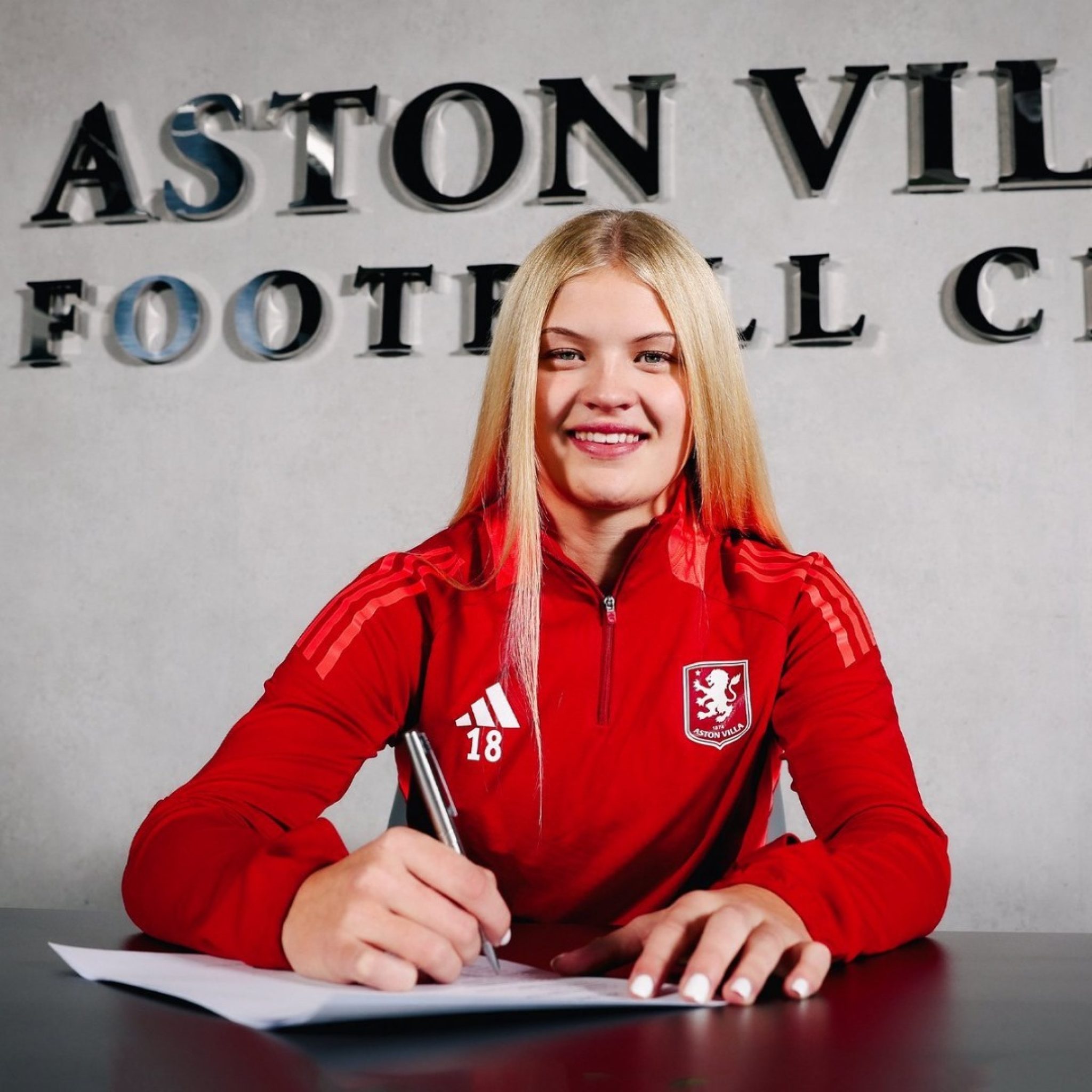 Aston Villa Women : Georgia Mullett prolonge jusqu'en 2027 ...