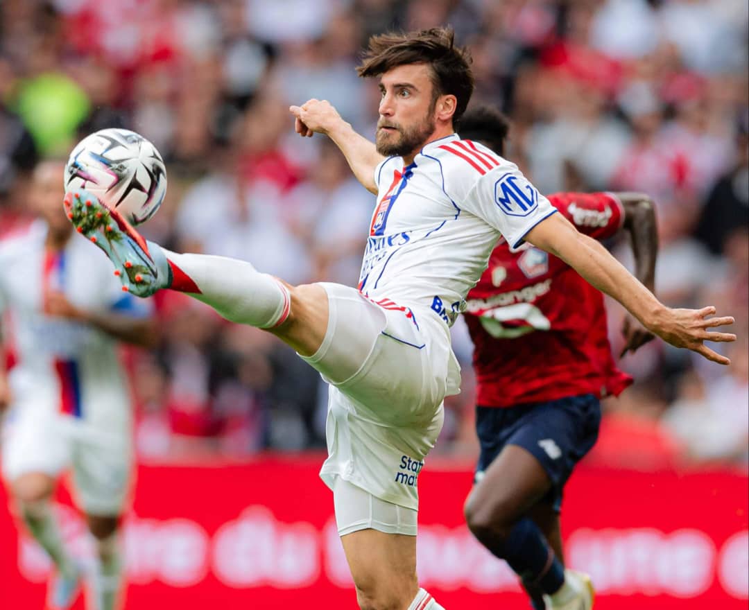 Ligue 1 : Lyon s’installe sur le podium, Paris accroché, Brest respire