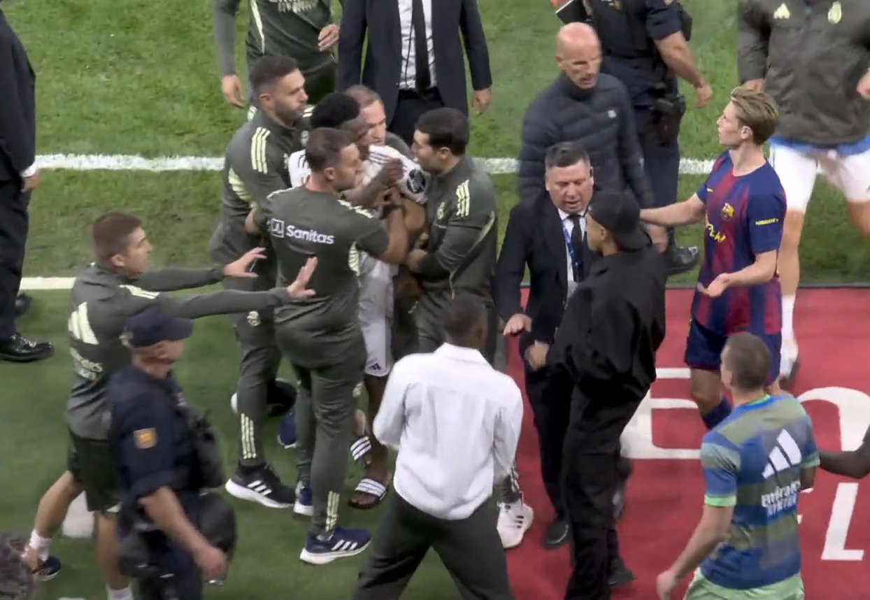 Real Madrid – Barça : Pedri expulsé, le Clasico se termine sur une bagarre