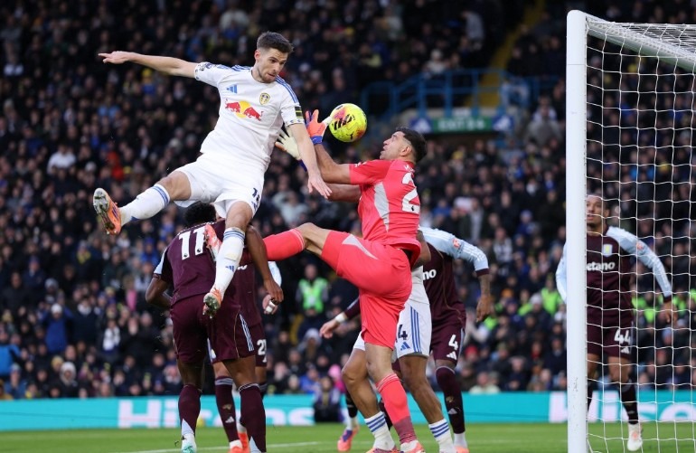 Premier League : quand Lukas Nmecha donne l’avantage à Leeds dans un cafouillage total face à Aston Villa