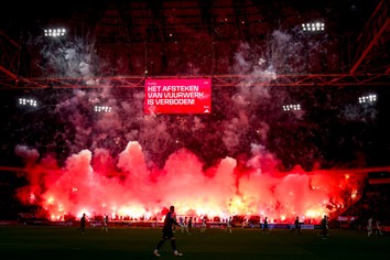 Pays-Bas Ajax–Groningen : la Johan Cruyff Arena en feu, match reporté après un show pyrotechnique