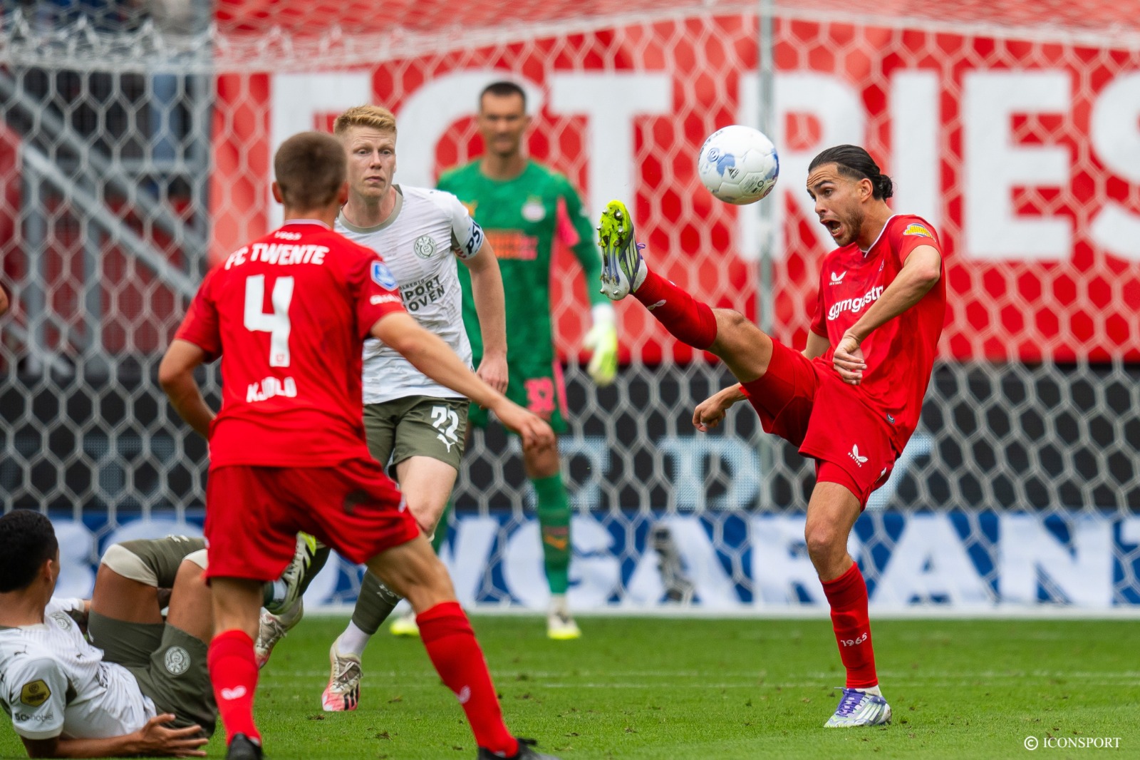 Pays-Bas : Ramiz Zerrouki buteur, Twente domine Heerenveen à domicile