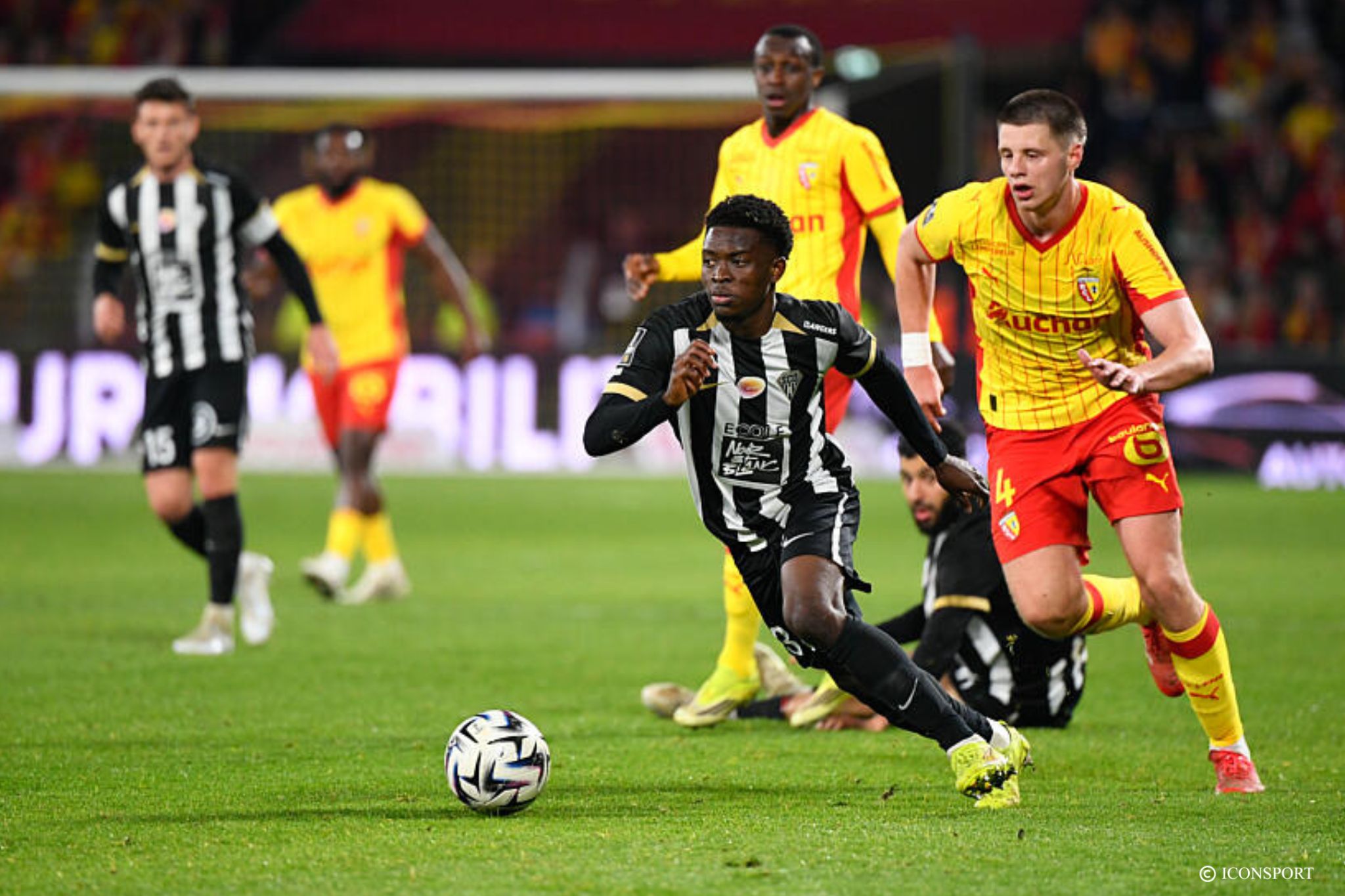 Ligue 1 (J27) – le RC Lens bat largement Angers et prend provisoirement la place de leader