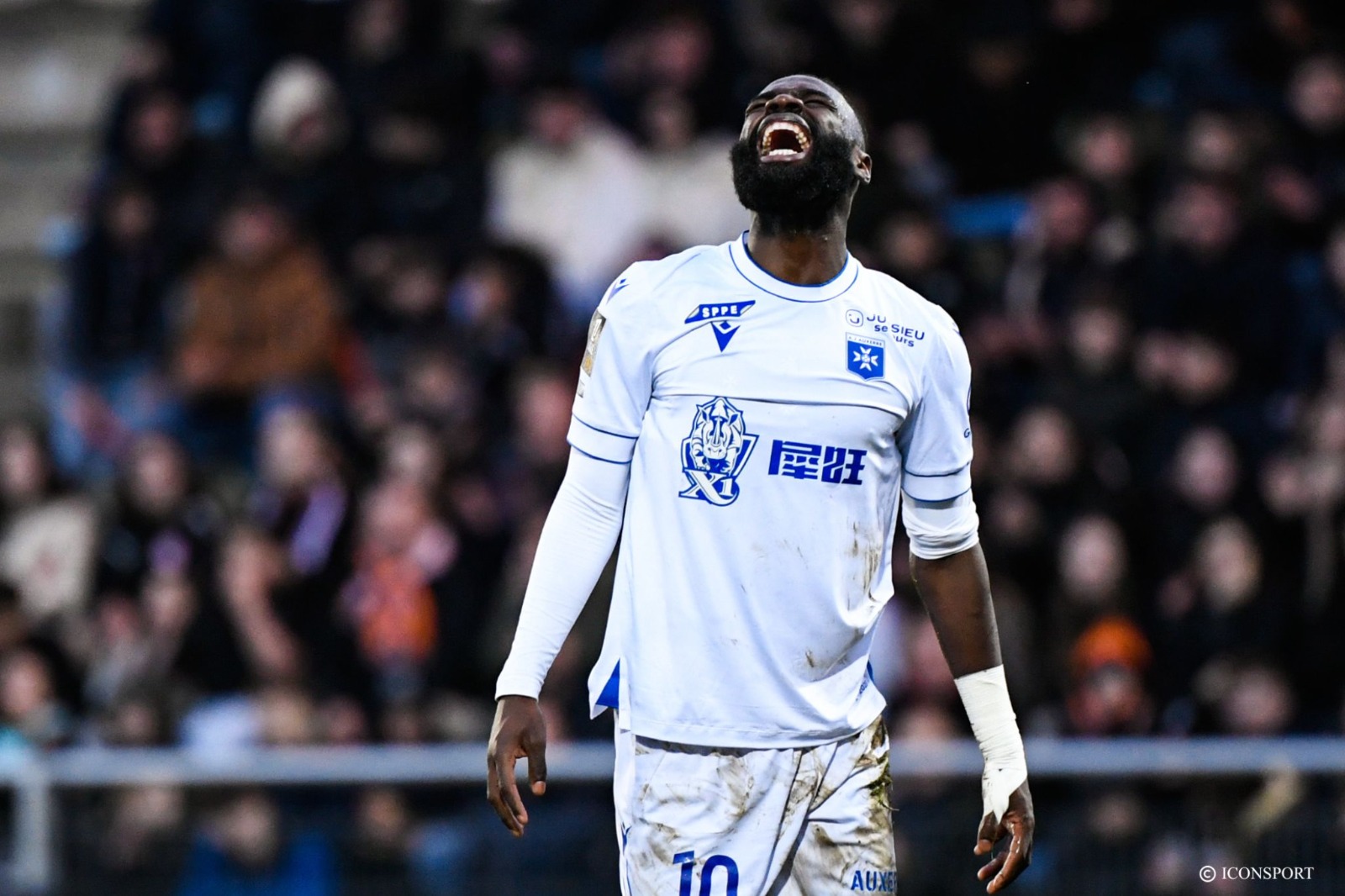 France – Ligue 1 : Lassina Sinayoko défie Guela Doué lors du match Auxerre – Strasbourg