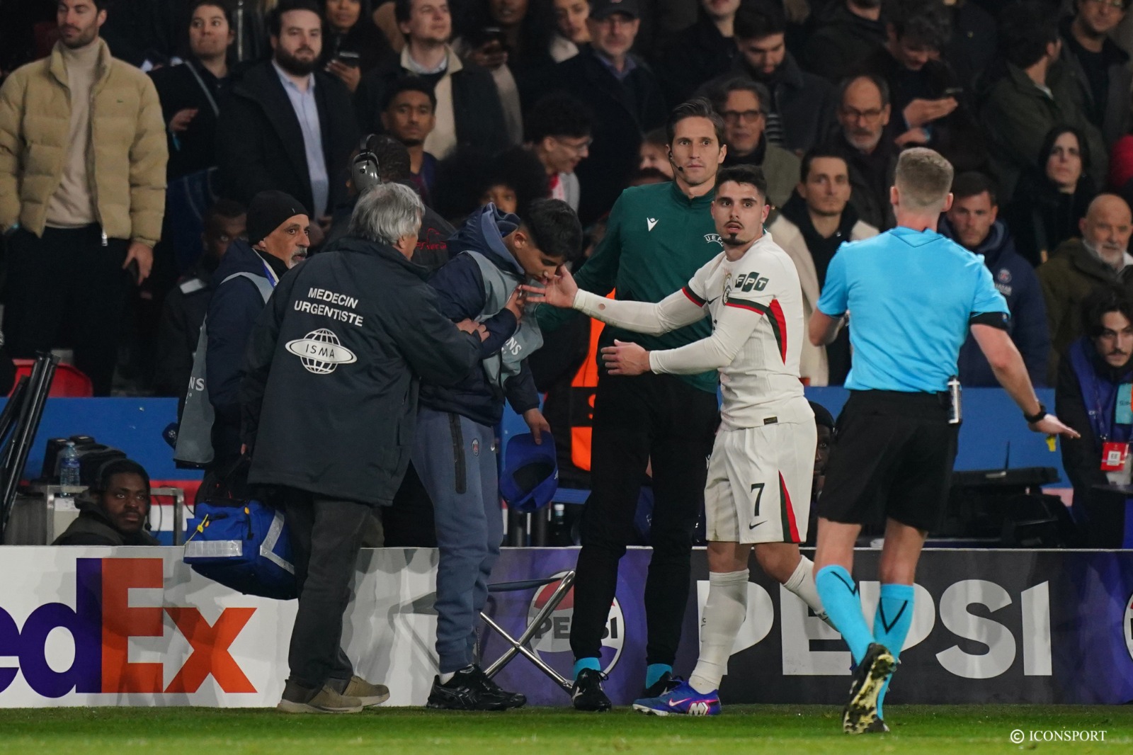 Ligue des Champions : l’UEFA ouvre une procédure disciplinaire contre Pedro Neto après son geste face au PSG
