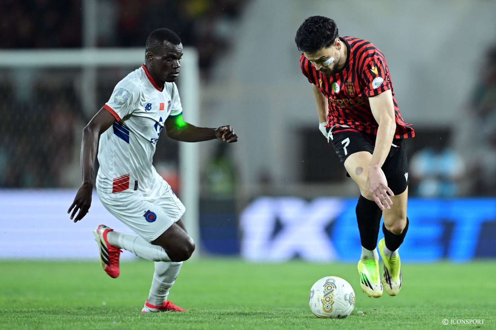 CC CAF : Des supporters derrière le but pour menacer les joueurs de l’USMA... Voleurs de serviettes, acte 2 !
