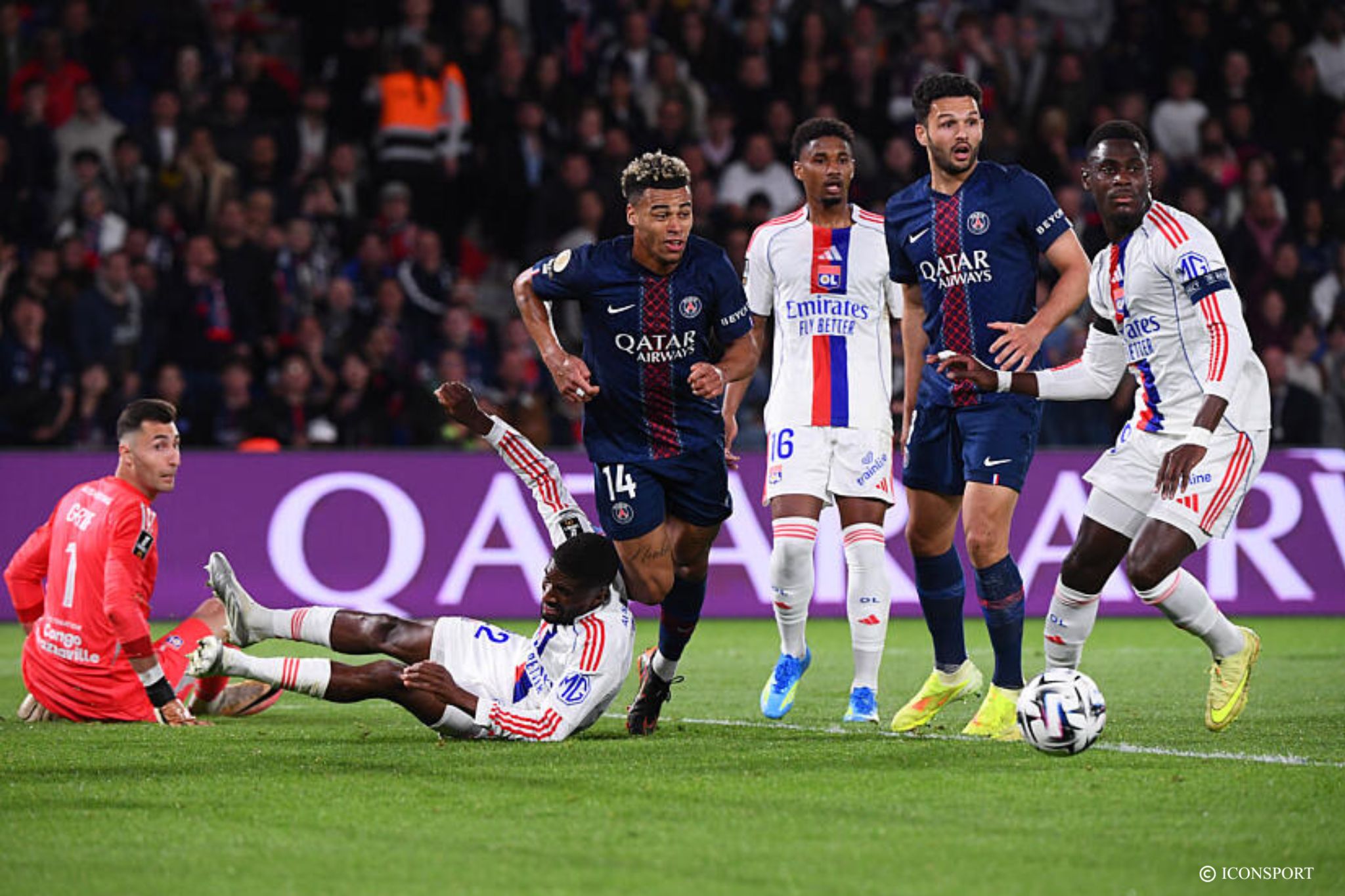 Ligue 1 (J30) – le PSG mené par Lyon à la pause (0-2)